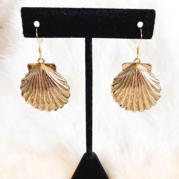 Jewelry - Seashell earrings in gold tone!